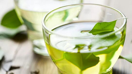 在日本人的饮食中，绿茶是一种非常健康的饮料。