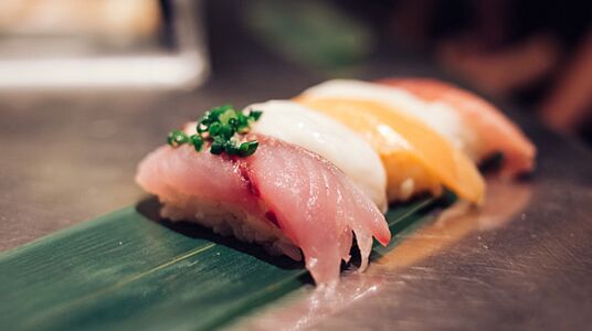 鲜鱼菜肴是日本饮食中蛋白质和脂肪酸的宝库