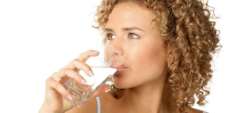 在饮食饮食中，除了其他液体外，您还需要消耗 1. 5 升纯净水