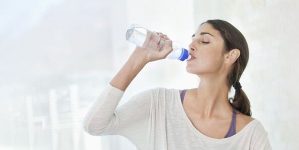 要想快速减肥，每天至少需要喝2升水。