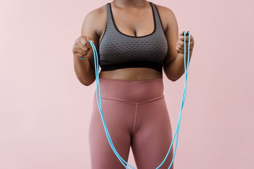 跳绳是一种有氧运动，可以帮助您减轻腹部重量